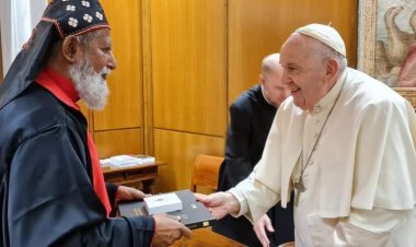 ബർന്നബാസ് തിരുമേനി ഫ്രാൻസിസ് മാർപ്പാപ്പയുമായി