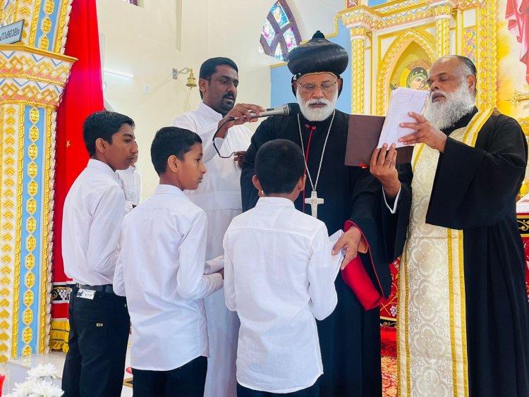 ഉപ്പട്ടി ഇടവകയിലെ കുട്ടികൾക്ക് മദ്ബഹാ ശുശ്രൂഷയ്ക്കായുള്ള കൈവയ്ക്ക് ശുശ്രൂഷ അഭിവന്ദ്യ ഗീവർഗീസ് മോർ മക്കാരിയോസ് തിരുമേനി നൽകി