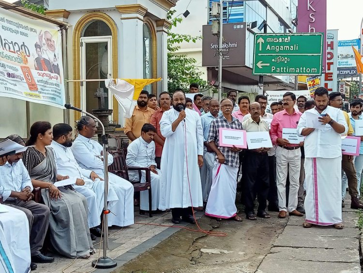 മലങ്കര കാത്തലിക് അസോസിയേഷൻ മൂവാറ്റുപുഴ മേഖലയുടെ നേതൃത്വത്തിൽ ദുരിതമനുഭവിക്കുന്ന മണിപ്പൂർ ജനതയ്ക്കായി ഐക്യദാർഢ്യ സദസും പ്രതിഷേധ മതിലും സംഘടിപ്പിച്ചു
