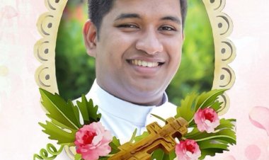 കാസർകോട് പതാക ഉയര്‍ത്തിയ കൊടിമരം മാറ്റുന്നതിനിടെ ഷോക്കേറ്റ യുവവൈദികന് ദാരുണാന്ത്യം