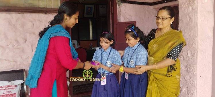 തനിതങ്കമാണ് ഇവർ; കളഞ്ഞു കിട്ടിയ മാല തിരികെ നല്കി മാതൃകയായി ജിയയും ജോയലിയും